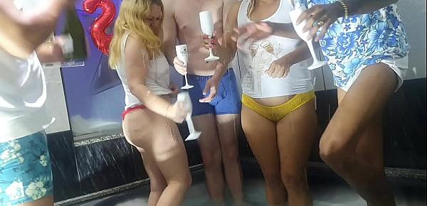  Primeiro anal do ano de Melissa Alecxander na festa de ano novo do Xvideos. Atores revelam o que desejam para 2021.  Paty Bumbum, Russo, Brinquedo,  Wallif Santos, El Toro De Oro.